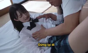 Bố dượng không còn kiềm được trước con cưng trong bộ đồng phục bị ướt mưa